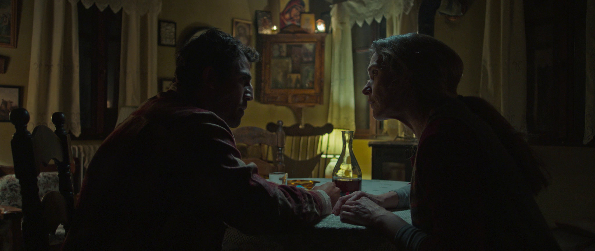 Two actors looking at one another in film Iskioma